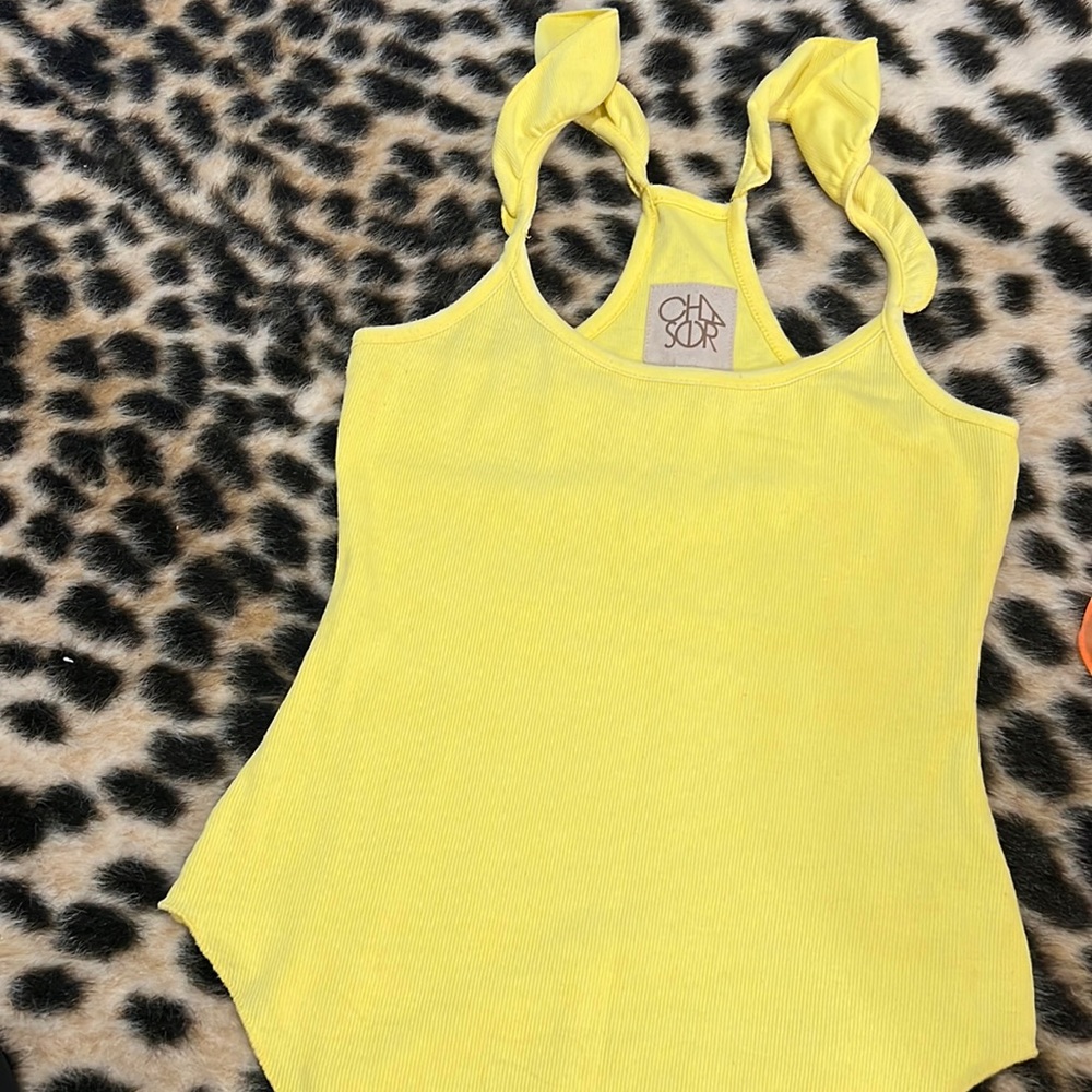 Excellent condition yellow chaser ruffle tank!